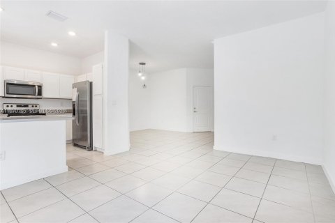 Townhouse in Miami Gardens, Florida 3 bedrooms, 141.58 sq.m. № 2033642 - photo 11