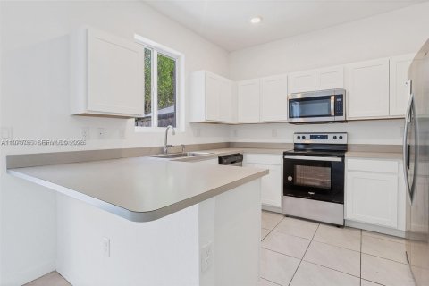 Townhouse in Miami Gardens, Florida 3 bedrooms, 141.58 sq.m. № 2033642 - photo 10