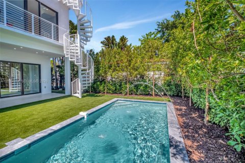 Condo in Miami, Florida, 4 bedrooms  № 2088411 - photo 24