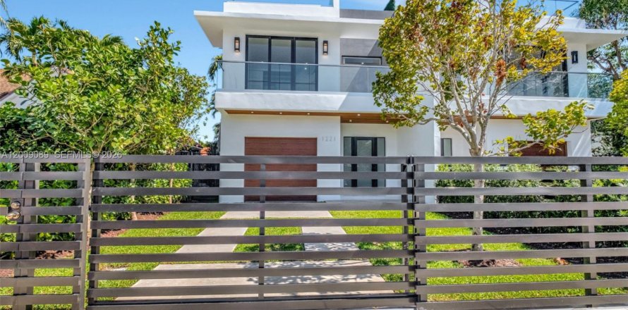 Condo in Miami, Florida, 4 bedrooms  № 2088411