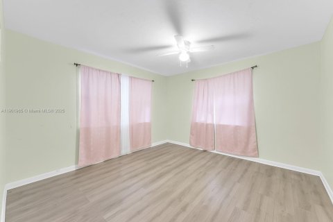 Casa en venta en Hallandale Beach, Florida, 4 dormitorios, 136.75 m2 № 1968553 - foto 11
