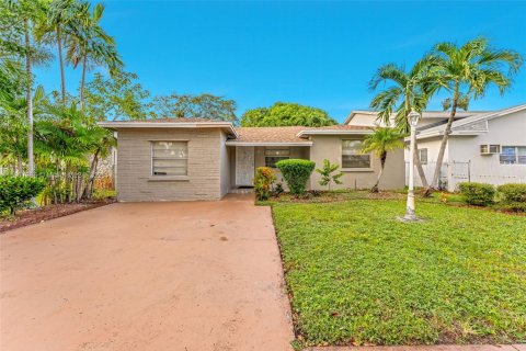 Casa en venta en Hallandale Beach, Florida, 4 dormitorios, 136.75 m2 № 1968553 - foto 2