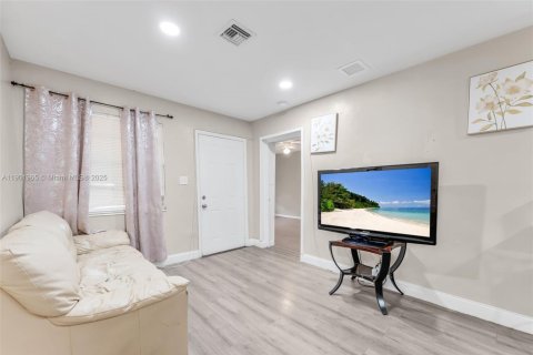 Casa en venta en Hallandale Beach, Florida, 4 dormitorios, 136.75 m2 № 1968553 - foto 7