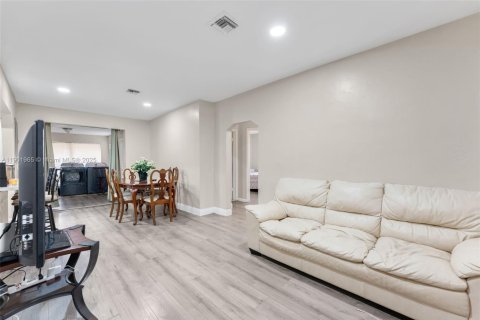 Casa en venta en Hallandale Beach, Florida, 4 dormitorios, 136.75 m2 № 1968553 - foto 6
