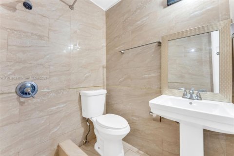 Casa en venta en Hallandale Beach, Florida, 4 dormitorios, 136.75 m2 № 1968553 - foto 18