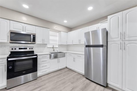 Casa en venta en Hallandale Beach, Florida, 4 dormitorios, 136.75 m2 № 1968553 - foto 9