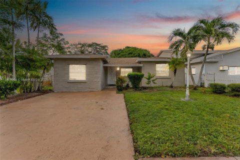 Casa en venta en Hallandale Beach, Florida, 4 dormitorios, 136.75 m2 № 1968553 - foto 1