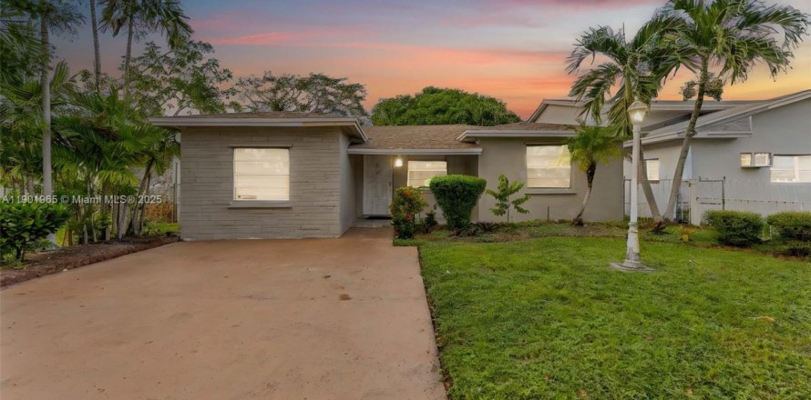 Casa en Hallandale Beach, Florida 4 dormitorios, 136.75 m2 № 1968553