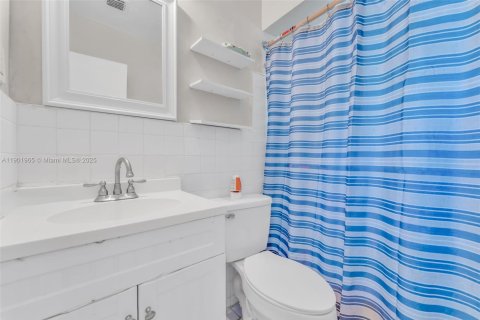 Casa en venta en Hallandale Beach, Florida, 4 dormitorios, 136.75 m2 № 1968553 - foto 15