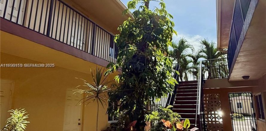 Condominio en Hollywood, Florida, 1 dormitorio № 2076898