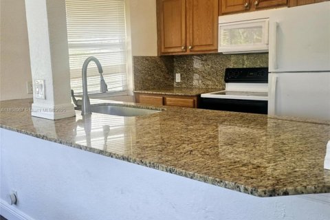 Apartamento en alquiler en Fort Lauderdale, Florida, 2 dormitorios № 1888014 - foto 4