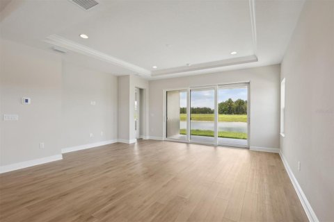 House in Zephyrhills, Florida 3 bedrooms, 265.14 sq.m. № 1689763 - photo 3