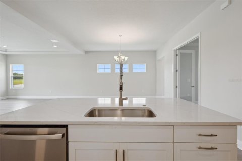 House in Zephyrhills, Florida 3 bedrooms, 265.14 sq.m. № 1689763 - photo 9