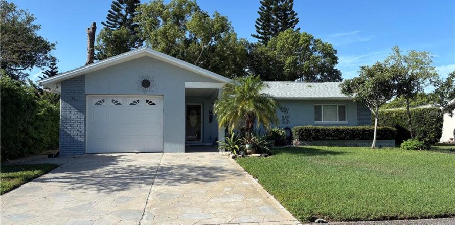 House in Palm Harbor, Florida 2 bedrooms, 114.27 sq.m. № 2200182
