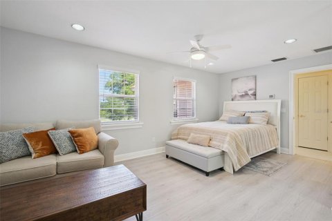 House in Longwood, Florida 8 bedrooms, 713.02 sq.m. № 2093643 - photo 24