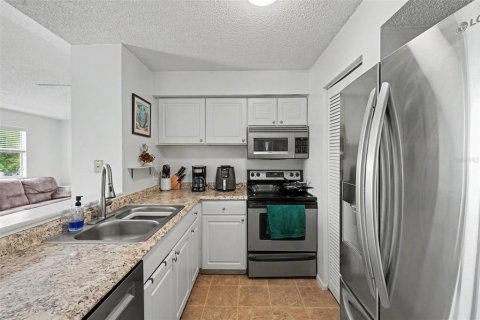 Condo in Saint Petersburg, Florida, 3 bedrooms № 2258444 - photo 13