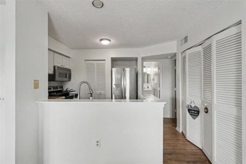 Condo in Saint Petersburg, Florida, 3 bedrooms № 2258444 - photo 12