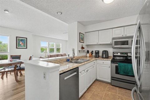 Condo in Saint Petersburg, Florida, 3 bedrooms № 2258444 - photo 14