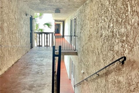 Condo in Orlando, Florida, 2 bedrooms  № 2020127 - photo 21