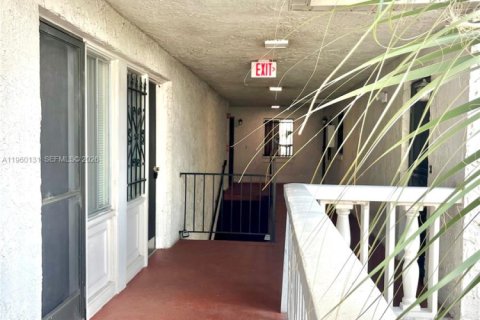 Condo in Orlando, Florida, 2 bedrooms  № 2020127 - photo 19