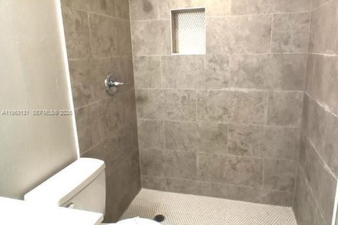 Condo in Orlando, Florida, 2 bedrooms  № 2020127 - photo 13