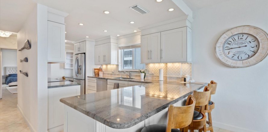 Condo in Highland Beach, Florida, 2 bedrooms  № 1168621