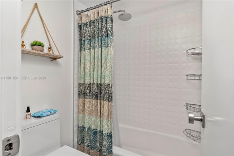 Снять в аренду кондоминиум в Майами, Флорида 2 спальни, 91.97м2, № 2052540 - фото 24