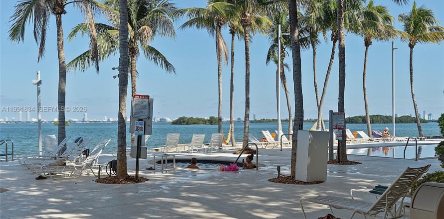 Кондоминиум с 2 спальнями в Майами, Флорида № 2052540