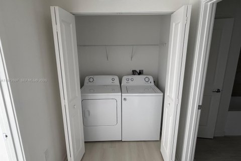 Condo in Orlando, Florida, 2 bedrooms  № 2052888 - photo 10