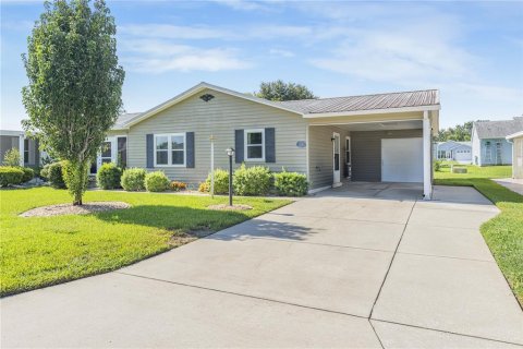 House in Lady Lake, Florida 2 bedrooms, 115.94 sq.m. № 1854534 - photo 1