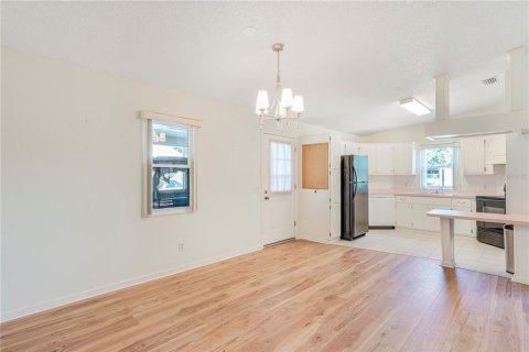 House in Lady Lake, Florida 2 bedrooms, 115.94 sq.m. № 1854534 - photo 8