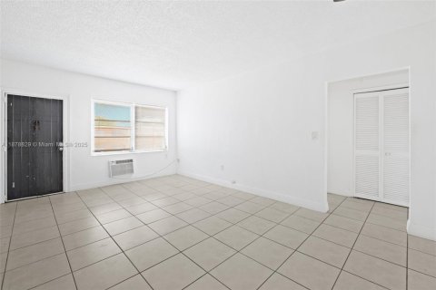 Condo in Miami, Florida, 2 bedrooms  № 1928795 - photo 8