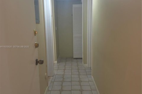 Appartement à louer à Miami, Floride: 1 chambre, 310.11 m2 № 1984629 - photo 4