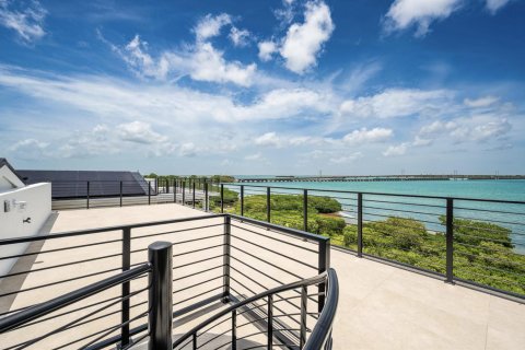 House in Key West, Florida 5 bedrooms, 381.18 sq.m. № 2190619 - photo 24