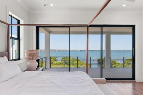 House in Key West, Florida 5 bedrooms, 381.18 sq.m. № 2190619 - photo 14