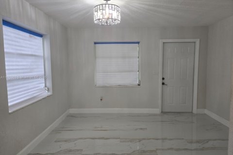 Casa en venta en Hollywood, Florida, 4 dormitorios, 117.99 m2 № 1927088 - foto 5