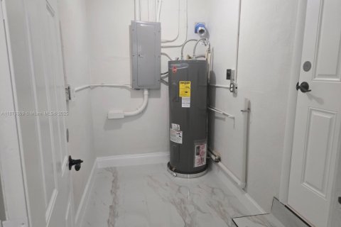 Casa en venta en Hollywood, Florida, 4 dormitorios, 117.99 m2 № 1927088 - foto 15