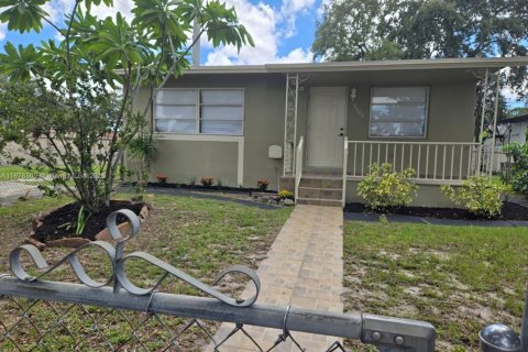 Casa en venta en Hollywood, Florida, 4 dormitorios, 117.99 m2 № 1927088 - foto 1