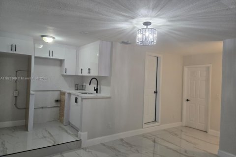 Casa en venta en Hollywood, Florida, 4 dormitorios, 117.99 m2 № 1927088 - foto 9