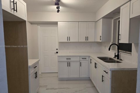 Casa en venta en Hollywood, Florida, 4 dormitorios, 117.99 m2 № 1927088 - foto 11