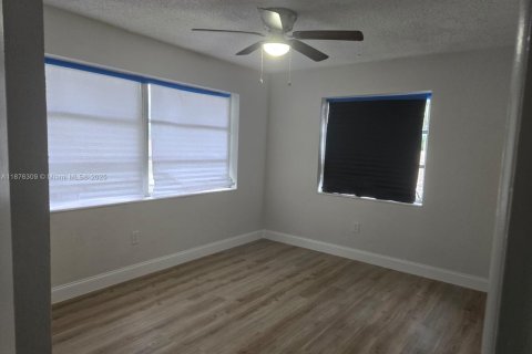 Casa en venta en Hollywood, Florida, 4 dormitorios, 117.99 m2 № 1927088 - foto 10