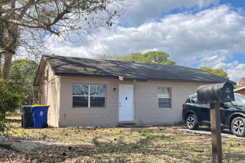 House in St. Lucie, Florida 3 bedrooms, 85.93 sq.m. № 2032150