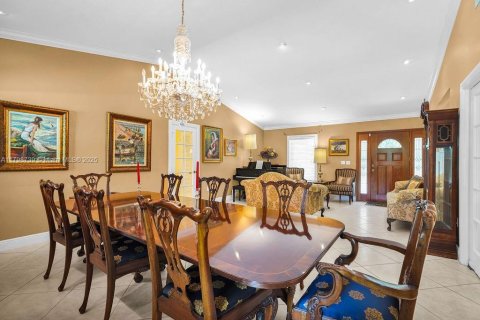 House in Pinecrest, Florida 5 bedrooms, 300.45 sq.m. № 1683582 - photo 28