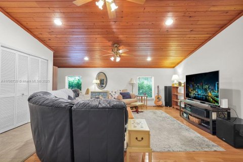 House in Pinecrest, Florida 5 bedrooms, 300.45 sq.m. № 1683582 - photo 11