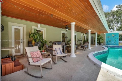 House in Pinecrest, Florida 5 bedrooms, 300.45 sq.m. № 1683582 - photo 2