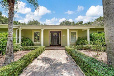 House in Pinecrest, Florida 5 bedrooms, 300.45 sq.m. № 1683582 - photo 1