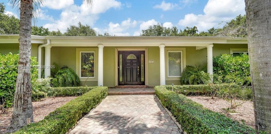 House in Pinecrest, Florida 5 bedrooms, 300.45 sq.m. № 1683582