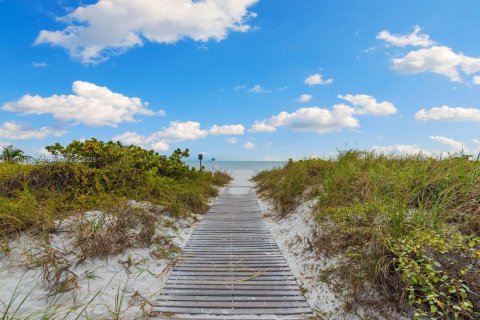 Condo in Key Biscayne, Florida, 2 bedrooms  № 1832436 - photo 24