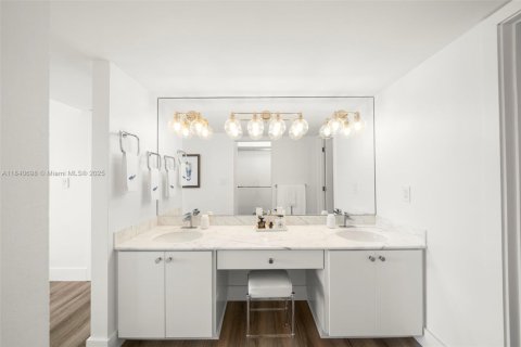 Condo in Key Biscayne, Florida, 2 bedrooms  № 1832436 - photo 15