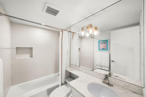 Condo in Key Biscayne, Florida, 2 bedrooms  № 1832436 - photo 18